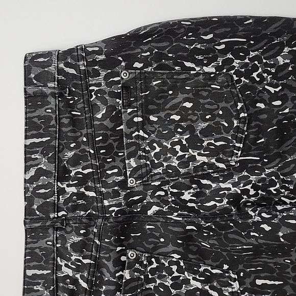 HUE Women's Ultra Soft High Waist Denim Leggings Black Leggy Leopard Size Medium - Picture 12 of 16